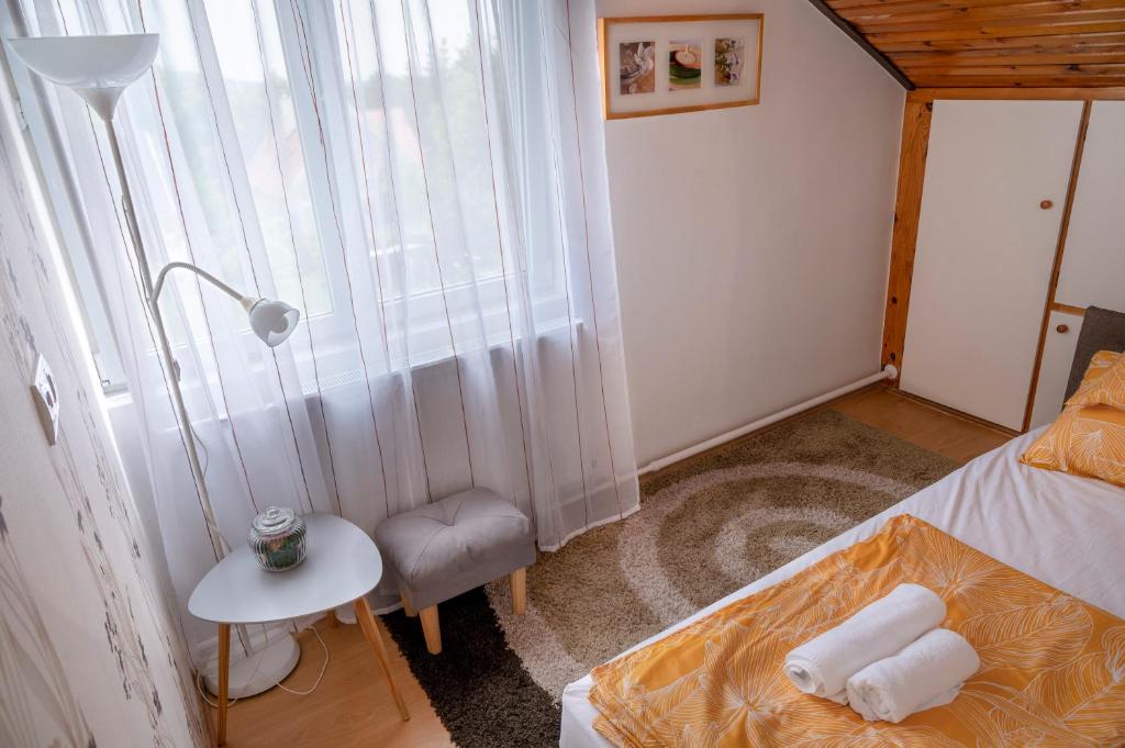 Postel nebo postele na pokoji v ubytování Dózsa Apartman