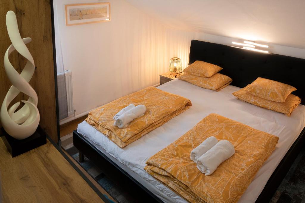 Postel nebo postele na pokoji v ubytování Dózsa Apartman