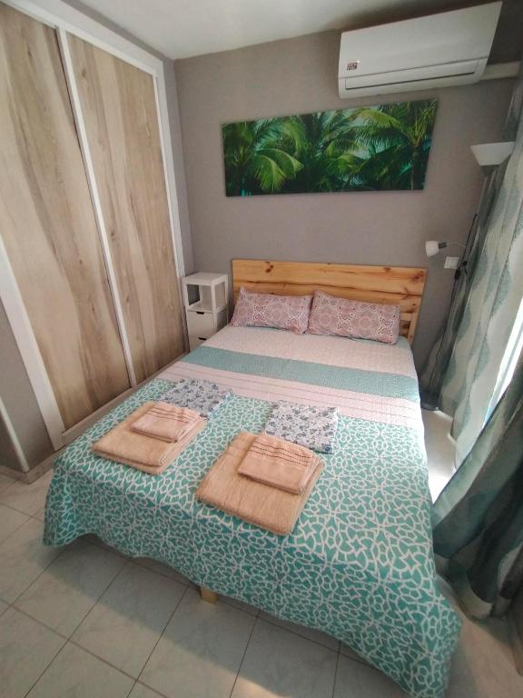 a bedroom with a bed with two towels on it at Studio Arquitecto in Torrevieja