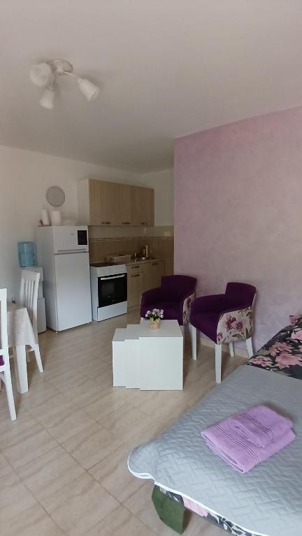 Kuchyň nebo kuchyňský kout v ubytování MarBis Apartmani near the sea