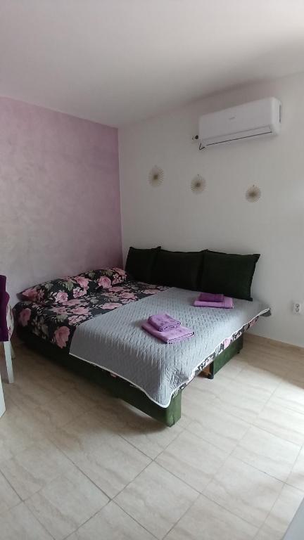 Postel nebo postele na pokoji v ubytování MarBis Apartmani near the sea