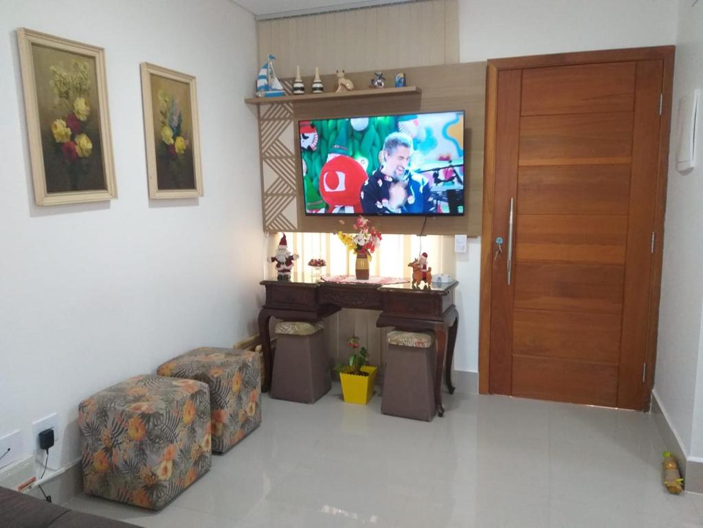 TV a/nebo společenská místnost v ubytování sobrado 08 com duas suítes, conf