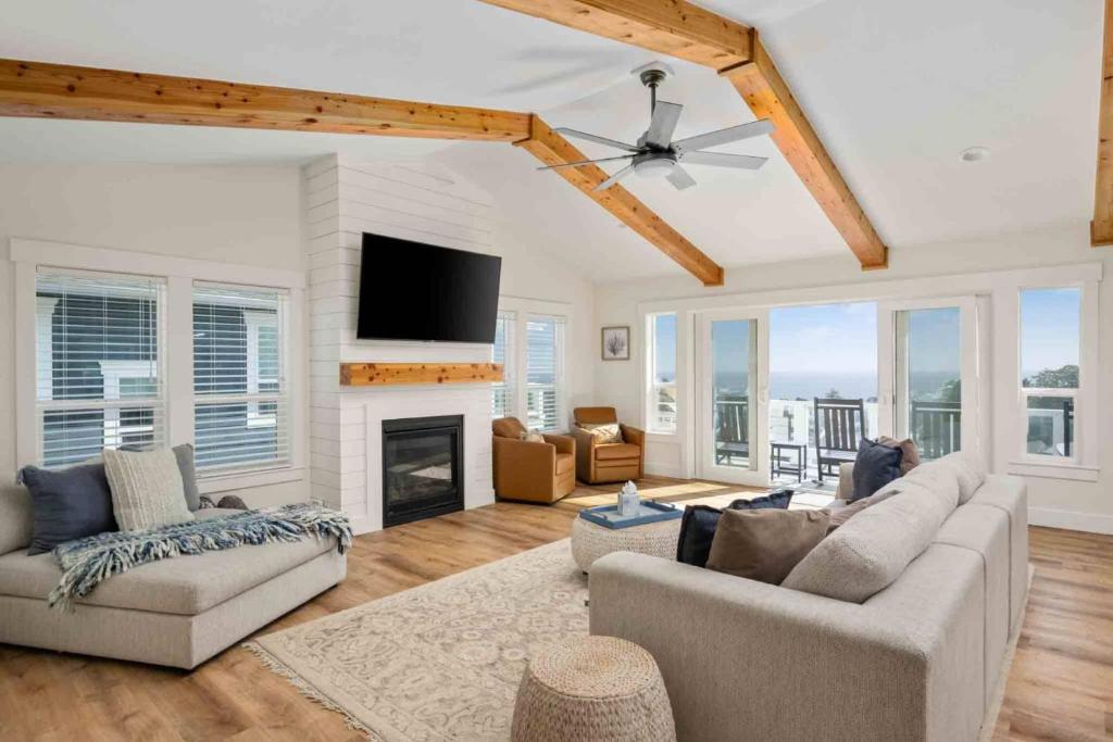 ein Wohnzimmer mit zwei Sofas und einem Kamin in der Unterkunft Casa de la Madre in Lincoln City