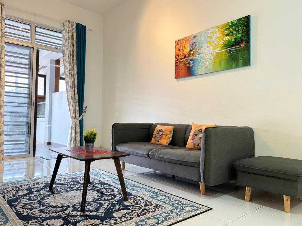 ein Wohnzimmer mit Sofa und Tisch in der Unterkunft De Home Desaru City 5GWiFi NetFlix 24LV9 in Bandar Penawar