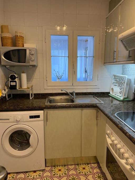 Kuchyň nebo kuchyňský kout v ubytování Apartamento primera línea de mar en Platja d'aro