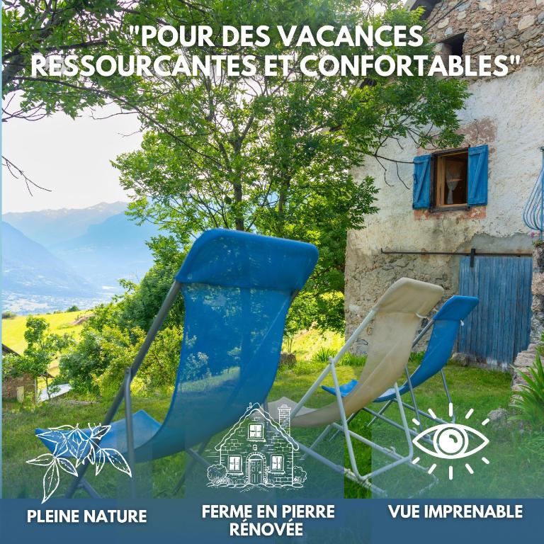 une chaise bleue assise dans une cour à côté d'une maison dans l'établissement Maison - Parc naturel du Queyras - Pleine nature, à Eygliers