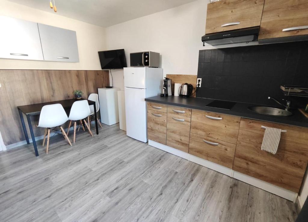 Η κουζίνα ή μικρή κουζίνα στο Studio cosy 2/3 voyageurs