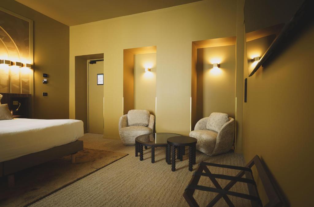 
Deluxe Room with Bath and Shower
