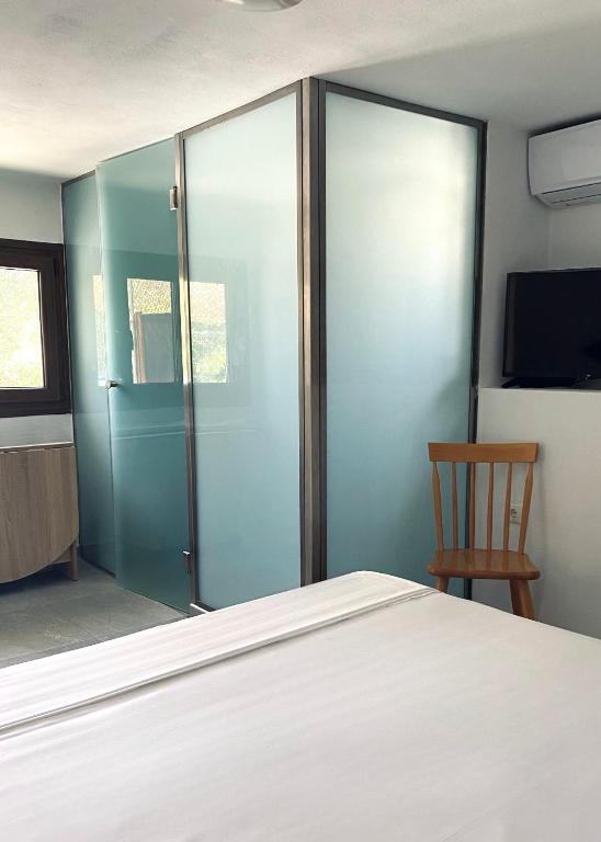 Postel nebo postele na pokoji v ubytování Moxy Paxos Apartments