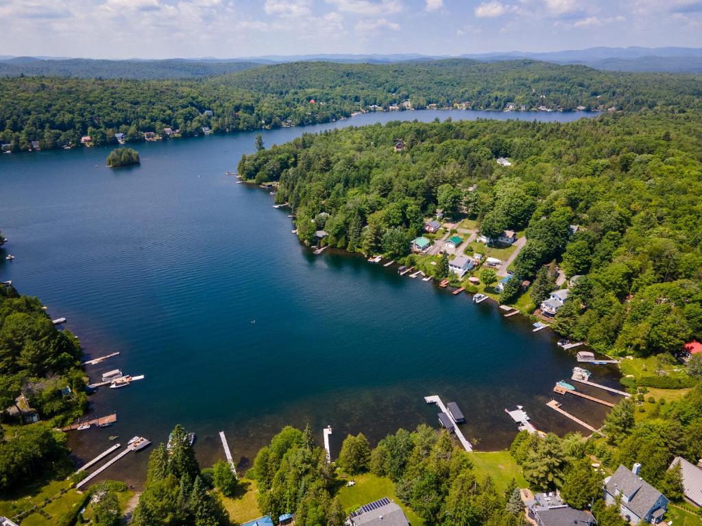 una vista aérea de un lago con casas y árboles en Chalet AuCalm, en Chertsey
