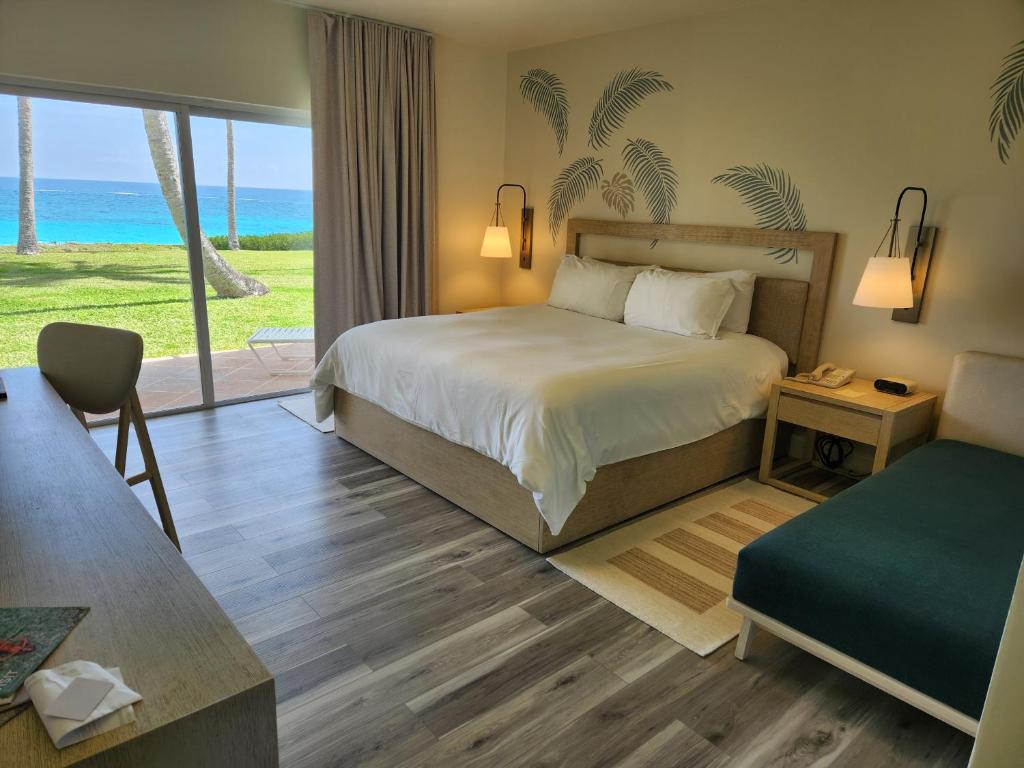 Postel nebo postele na pokoji v ubytování Coco Reef Bermuda