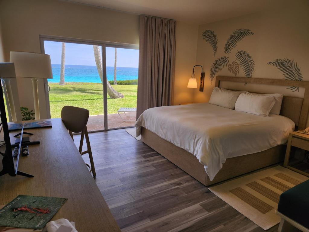 Postel nebo postele na pokoji v ubytování Coco Reef Bermuda