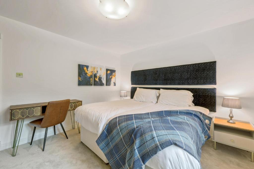 En eller flere senge i et værelse på Turnberry accommodation