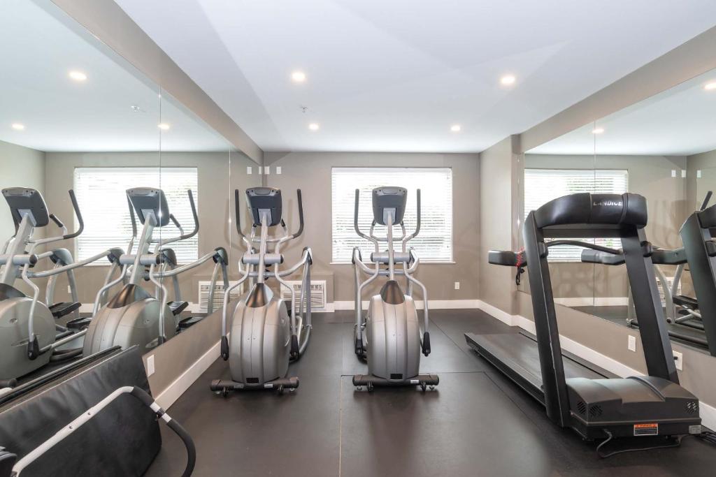 Fitness centrum a/nebo fitness zařízení v ubytování Sandman Hotel Langley