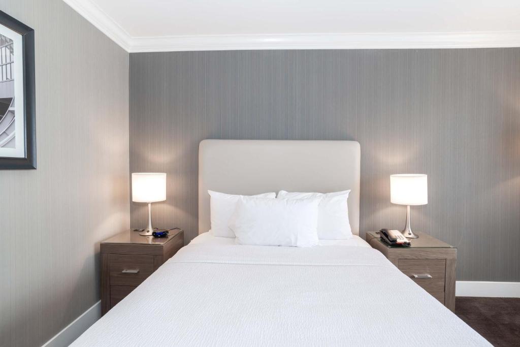 Postel nebo postele na pokoji v ubytování Sandman Hotel Langley