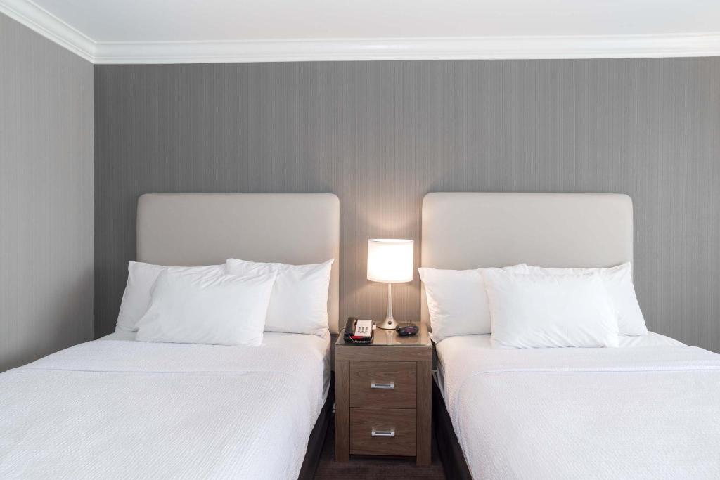 Postel nebo postele na pokoji v ubytování Sandman Hotel Langley