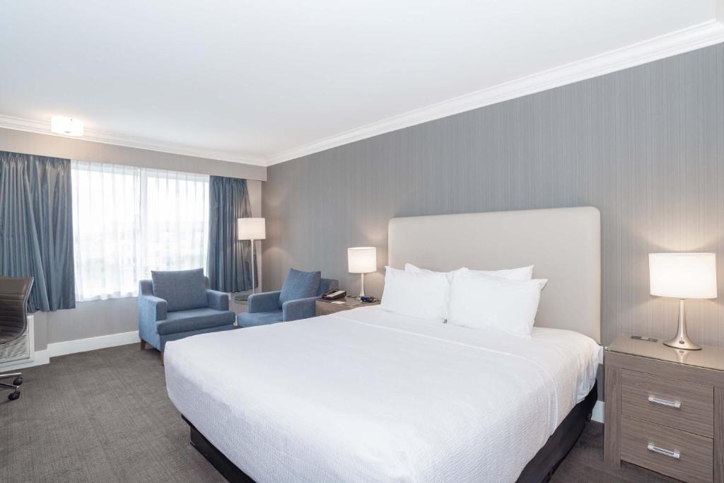 Postel nebo postele na pokoji v ubytování Sandman Hotel Langley