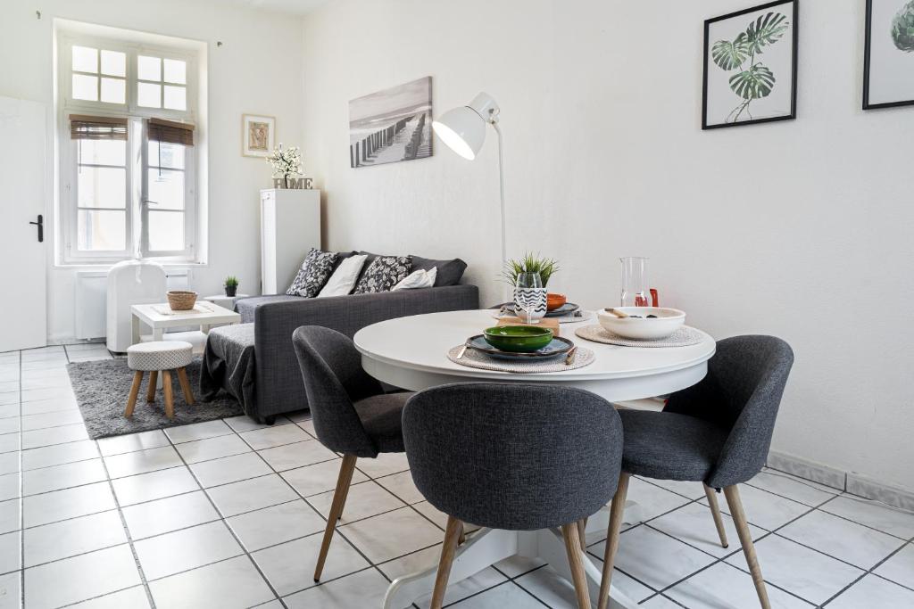un salon avec une table et un canapé dans l'établissement Le Temps d'Eugène Centre historique, à Narbonne