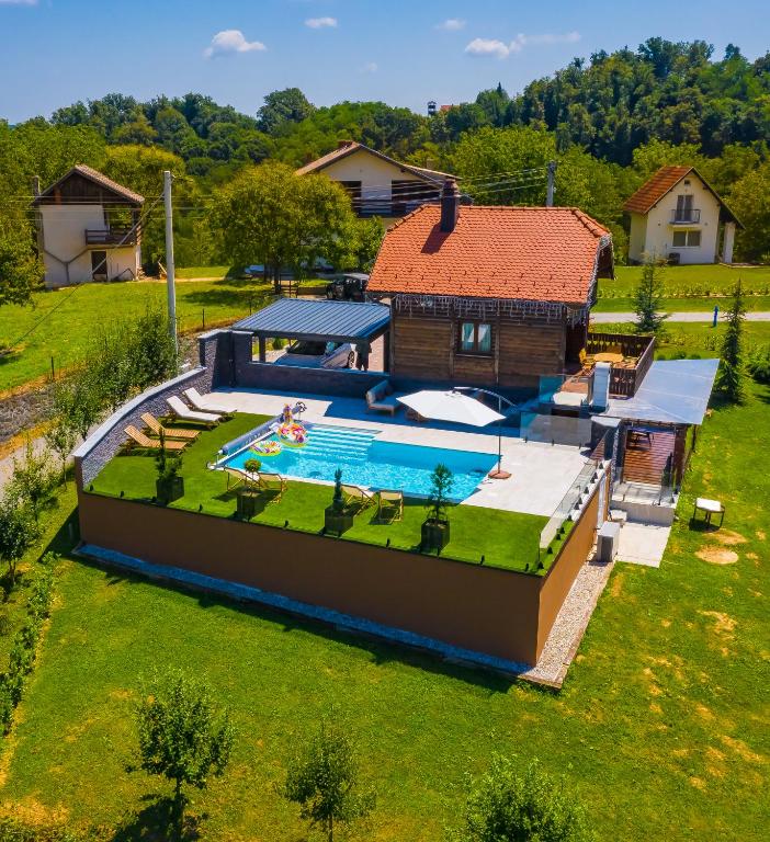 an overhead view of a house with a swimming pool at Kuća za odmor Vida in Čazma