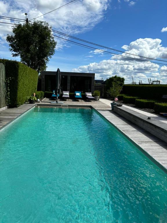 Bazén v ubytování Le Clos Des Bansions nebo v jeho okolí