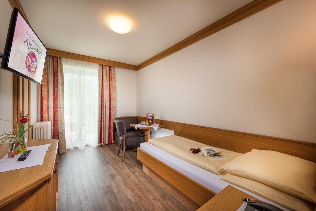 Postel nebo postele na pokoji v ubytování Hotel Alpenhof - New Sauna Area