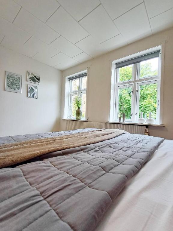 Postel nebo postele na pokoji v ubytování Cozy 1 bedroom apartment A