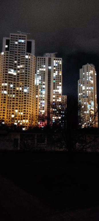 Vue générale sur Skopje ou vue de la ville depuis l'appartement