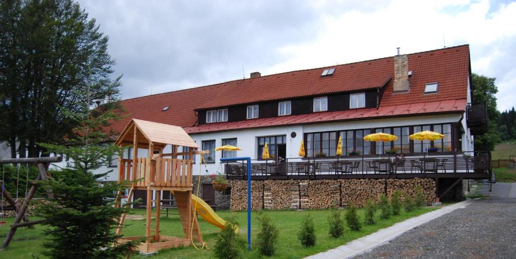 StachyにあるHotel Krasna Vyhlidkaの遊び場付きの家