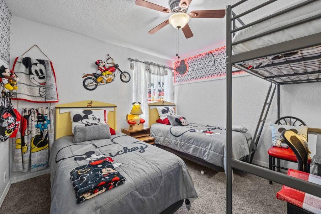 ein Schlafzimmer mit zwei Betten und einem Etagenbett in der Unterkunft Mediterranean Garden Oasis in Davenport