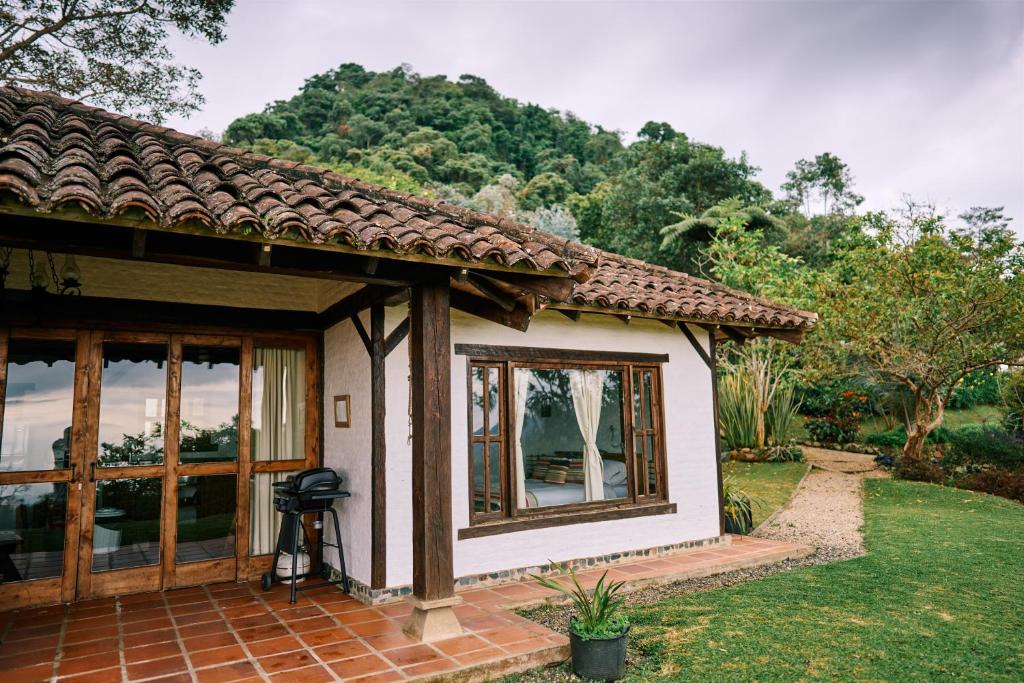 Un jardín fuera de Eucaliptus Spa Resort