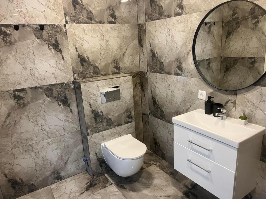 Vonios kambarys apgyvendinimo įstaigoje Seaside apartments 4