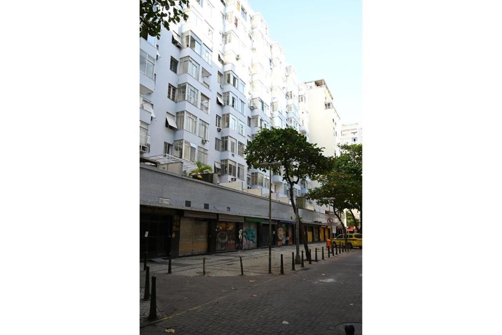 an empty street with a tall white building at SUH Copacabana 01 Nice Balcony Close To Beach in Rio de Janeiro