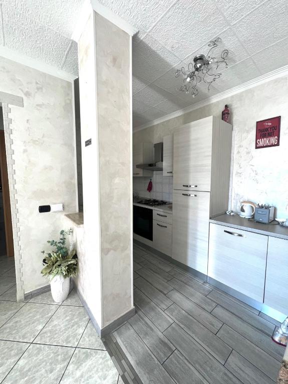 duża kuchnia z białymi urządzeniami i sufitem w obiekcie SEA apartment w mieście Fiumicino