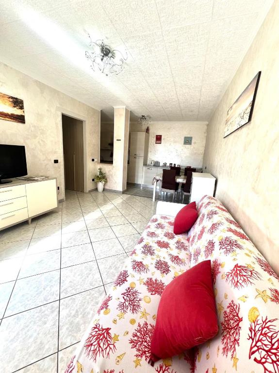 sypialnia z łóżkiem z czerwonymi poduszkami w obiekcie SEA apartment w mieście Fiumicino