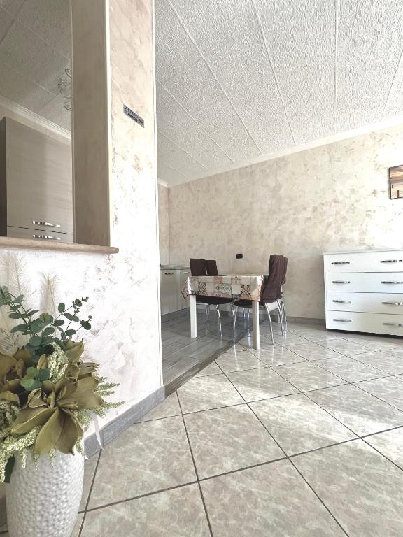 jadalnia ze stołem i krzesłami w pokoju w obiekcie SEA apartment w mieście Fiumicino