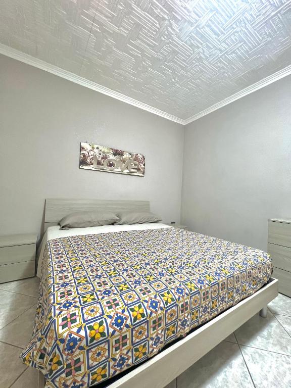sypialnia z dużym łóżkiem w pokoju w obiekcie SEA apartment w mieście Fiumicino