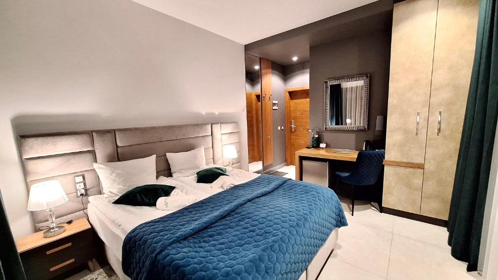 A bed or beds in a room at ELFF -Apartamenty i pokoje gościnne