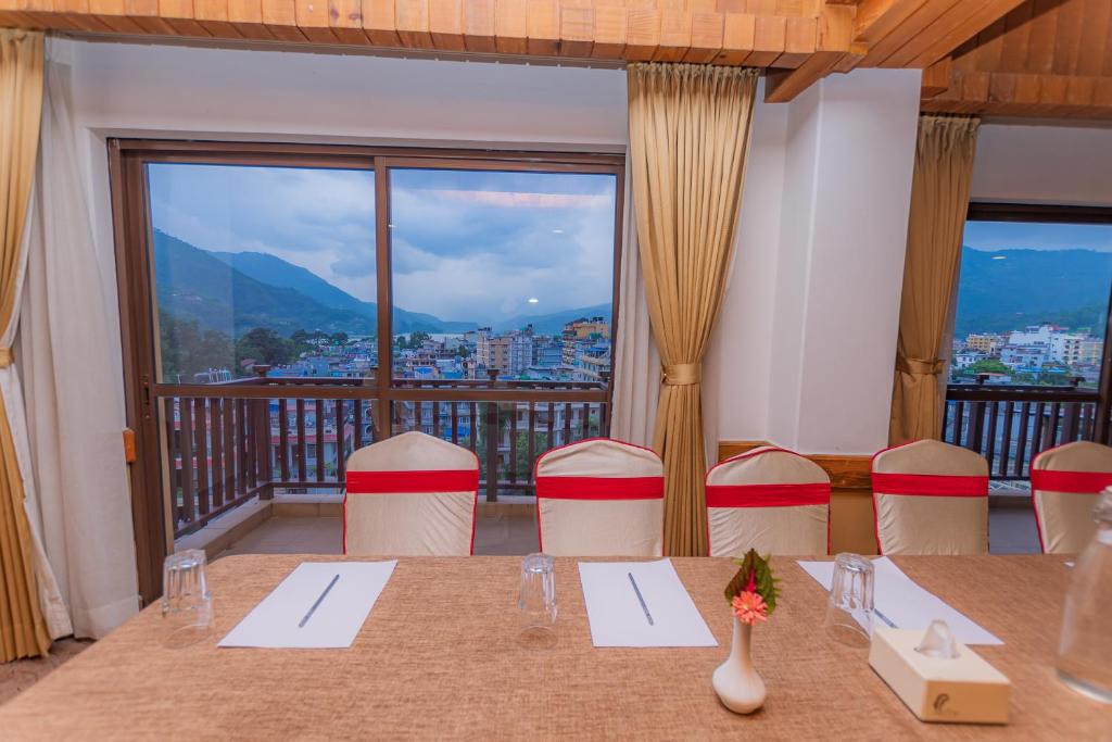 Vista generica sulle montagne o vista sulle montagne dall'interno dell'hotel