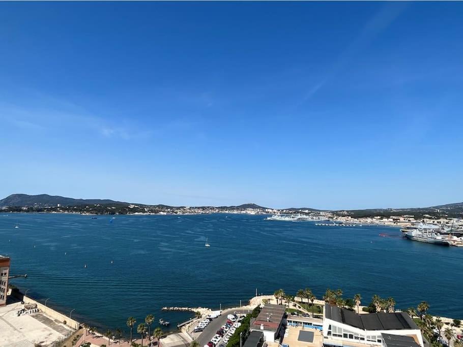 une vue aérienne d'une grande étendue d'eau dans l'établissement Panorama exceptionnel pour ce T4 en bord de mer, à Toulon