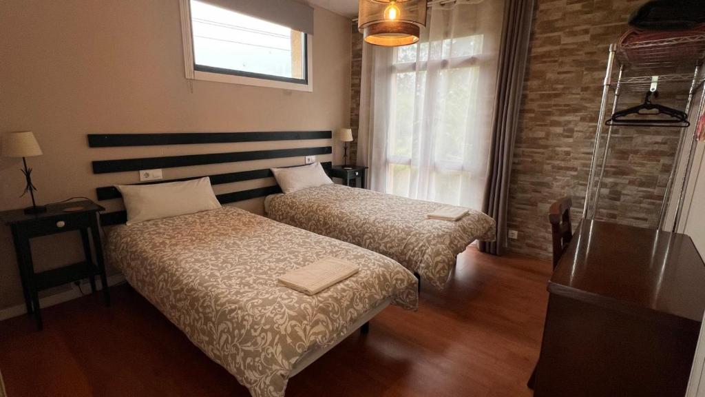Łóżko lub łóżka w pokoju w obiekcie CASAPUEBLO Arzúa