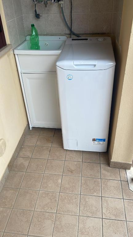 a white washer and dryer sitting in a corner at Casa vacanze da Nanda e Danilo in Pineto