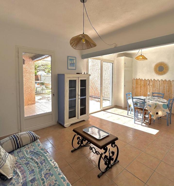 un salon avec une table et une salle à manger dans l'établissement Agréable maison de village à deux pas de la plage 4GSA12, au Barcarès