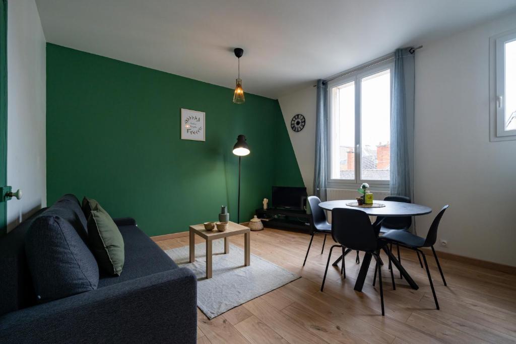 a living room with a couch and a table at Appartement Centre-Ville 2/4 personnes in Épernay