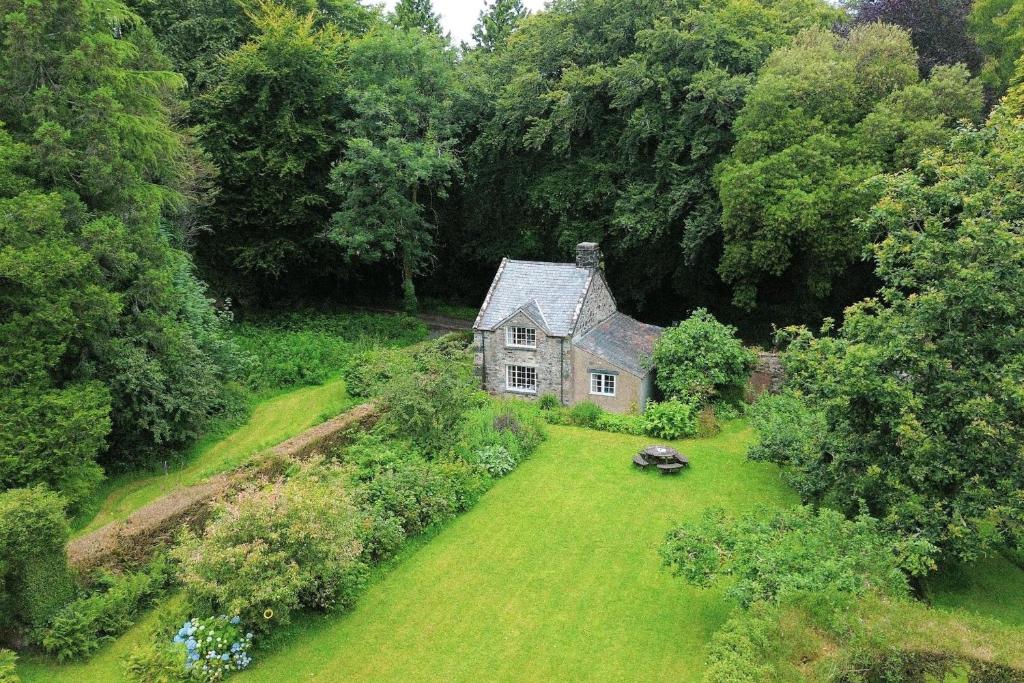 an old house in the middle of a yard at Garden Cottage in Pwllheli