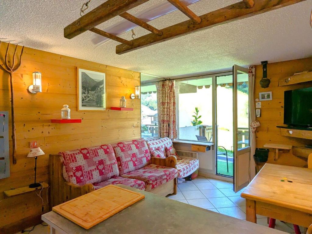 un salon avec un canapé et une table dans l'établissement Appartement cosy au cœur de La Clusaz, ski au pied, avec terrasse et WiFi - FR-1-459-229, à La Clusaz
