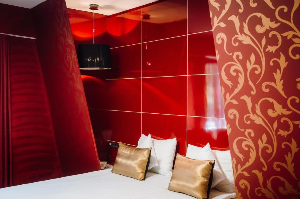 Postel nebo postele na pokoji v ubytování Plaza V Executive Hotel