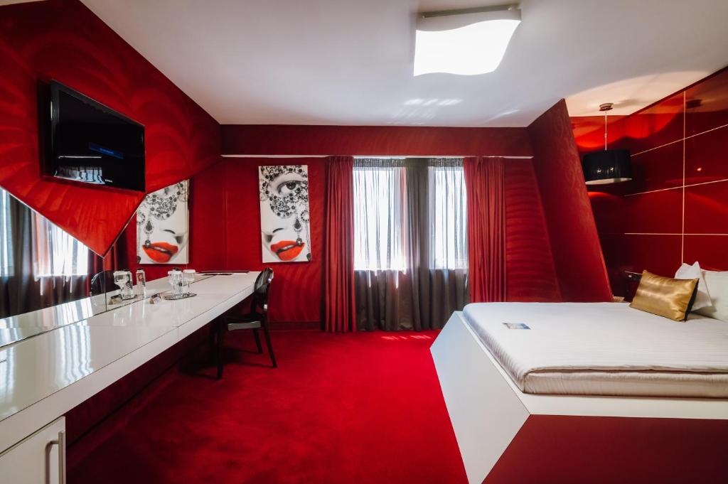 Postel nebo postele na pokoji v ubytování Plaza V Executive Hotel