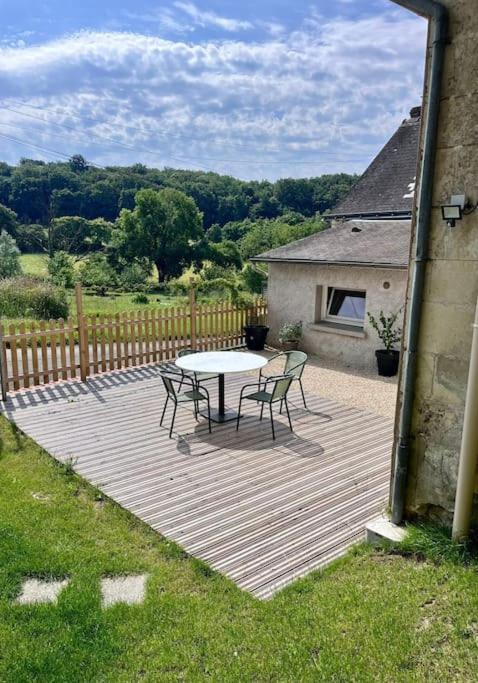 un patio avec une table et des chaises dessus dans l'établissement Near châteaux and charming villages, à Cravant-les-Coteaux