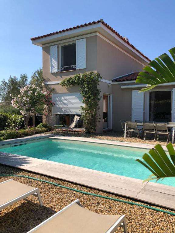 une villa avec piscine devant une maison dans l'établissement Villa de charme avec piscine à proximité des plages, à Saint-Raphaël