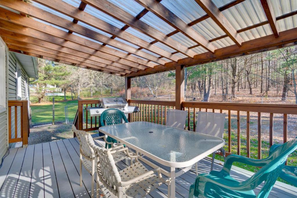 Peaceful Horseheads Hideaway with Deck and Yard! - Holiday Home
